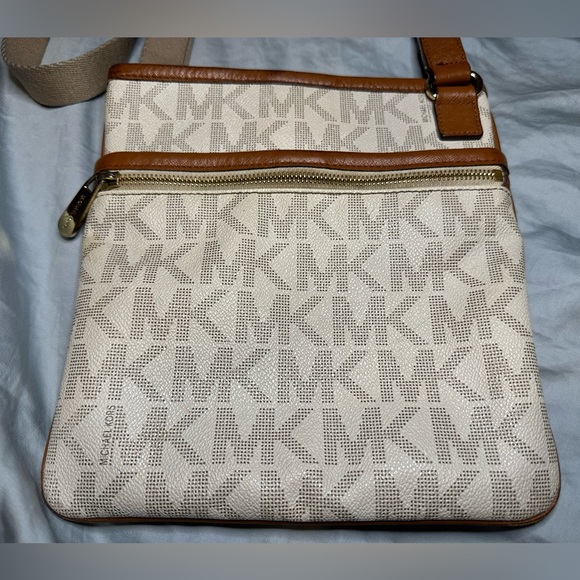 Michael Kors - Jet Set Crossbody Monogram Logo Side Purse Bag - White & Brown - Picture 2 of 10